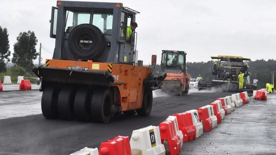 Avanza la obra de asfaltado de la Nacional-VI y los ramales en el enlace de la vía ártabra en Iñás