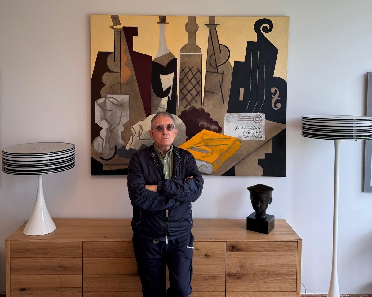 Amadeu Fabregat en su casa de Asturias delante de un cuadro de Eduardo Úrculo.