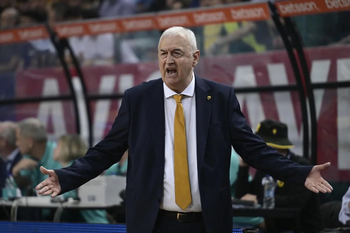 Dragan Sakota, entrenador del AEK.