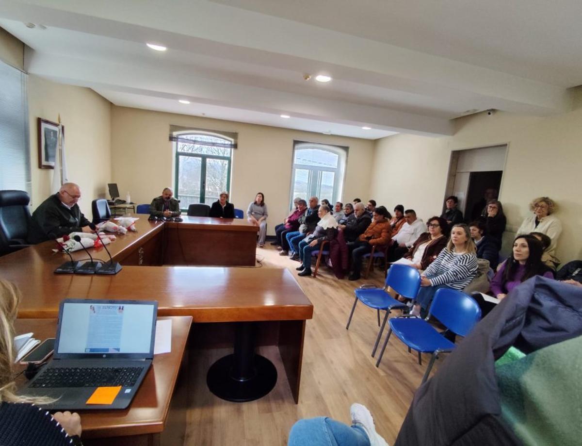 O salón de actos do Concello ateigado de veciñas e veciñas na lectura do manifesto. | CEDIDA