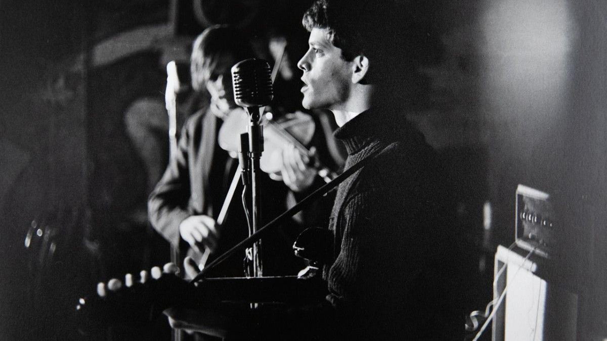 Lou Reed y (al fondo) John Cale, en una actuación en el Café Bizarre de Greenwich Village en 1965.
