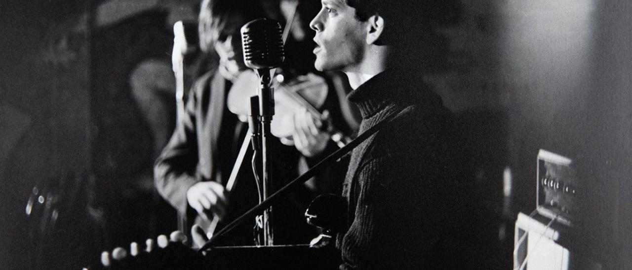 Lou Reed y (al fondo) John Cale, en una actuación en el Café Bizarre de Greenwich Village en 1965.