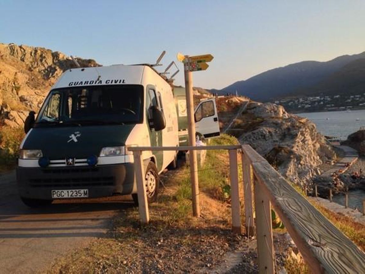 Unitat de la Guàrdia Civil, a la zona de la costa de Port de la Selva on s’ha trobat la bomba. Unitat de la Guàrdia Civil, a la zona de la costa de Port de la Selva on s’ha trobat la bomba.