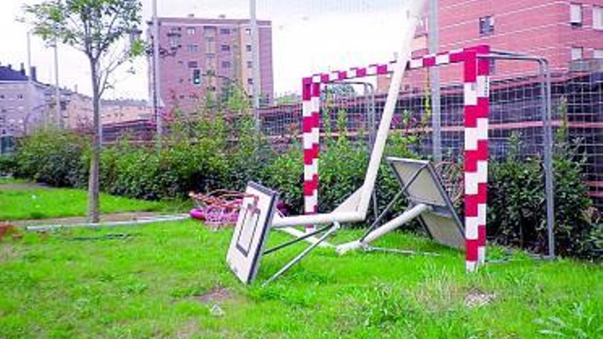 Las canastas amontonadas junto a la portería de la cancha deportiva.