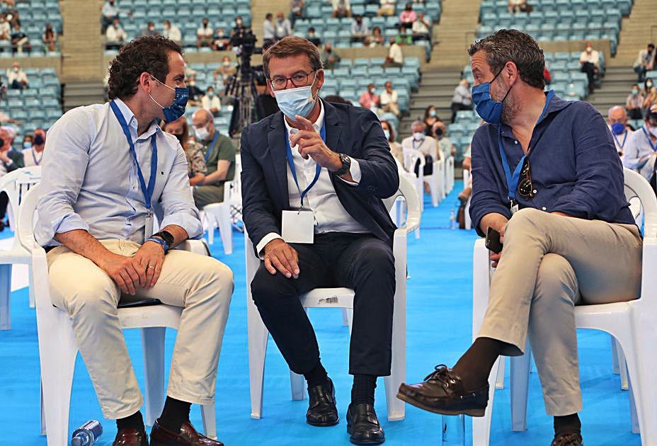 Feijóo charla con Teodoro García Egea.  | // XOÁN ÁLVAREZ