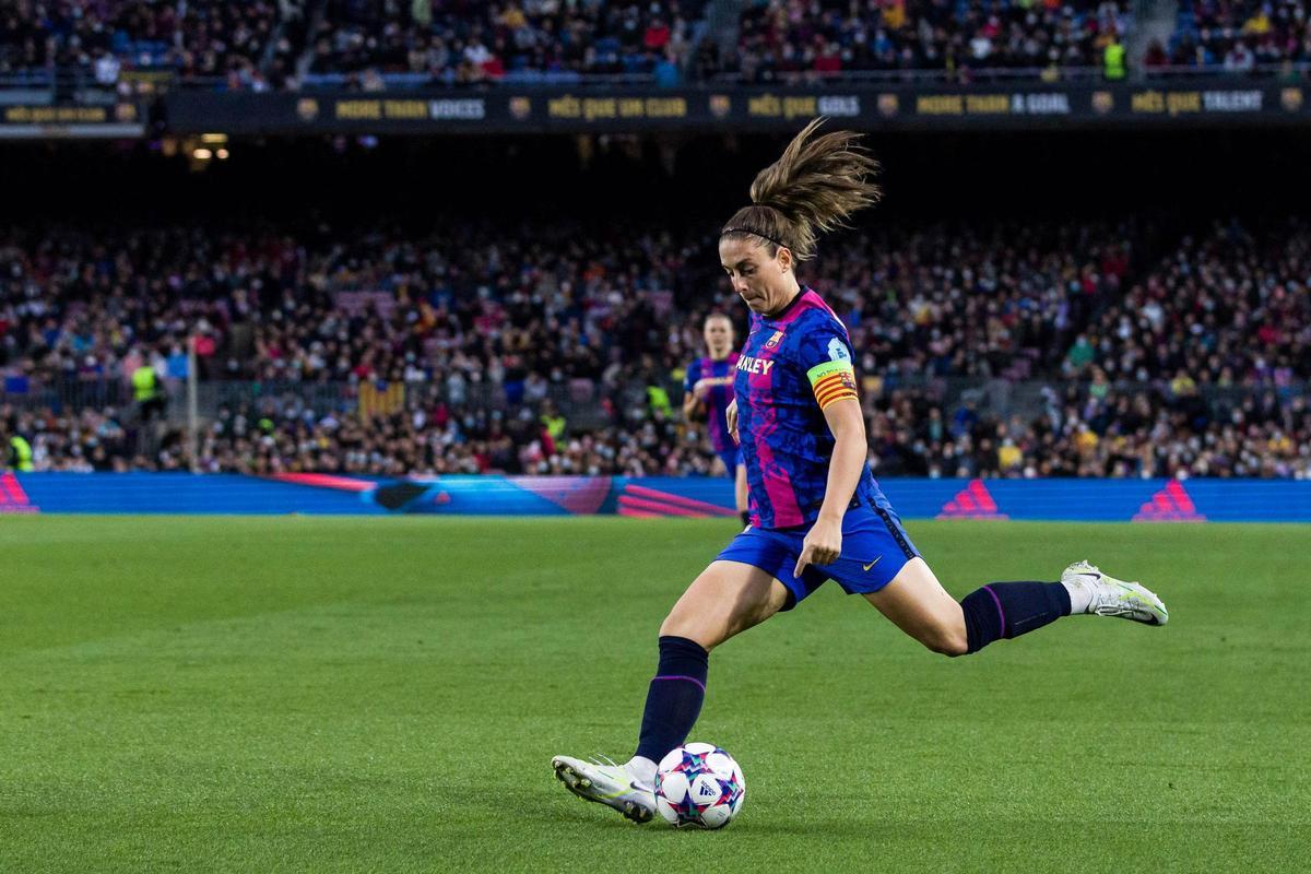 Alexia Putellas, del FC Barcelona, en acción durante el partido de cuartos de final de la Liga de Campeones Femenina de la UEFA entre el FC Barcelona y el Real Madrid CF en el Camp Nou, el 30 de marzo de 2022 en Barcelona
