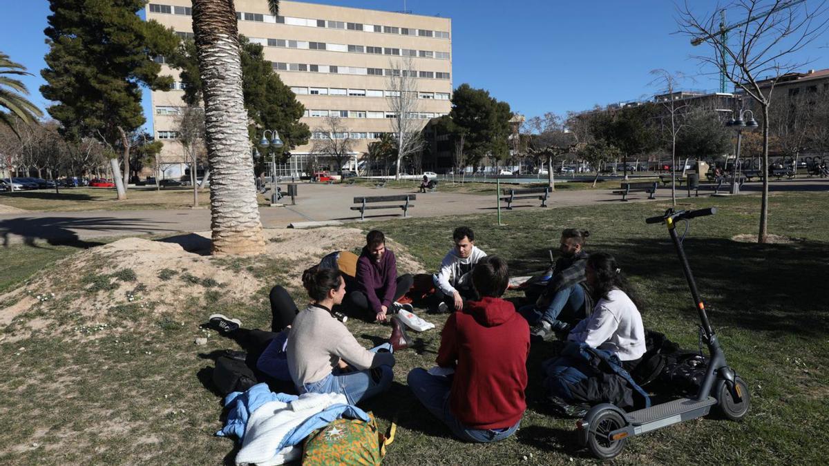 Varios estudiantes, ayer, en el campus San Francisco de la Universidad de Zaragoza antes de un examen.