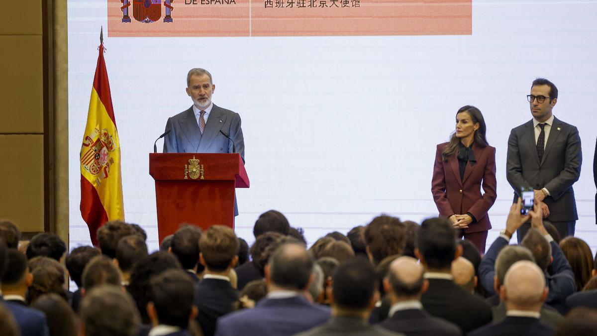 El rey Felipe VI da un discurso a varios centenares de españoles expatriados en China, este jueves en Pekín, en presencia de la reina Letizia y del ministro de Economía, Carlos Cuerpo.