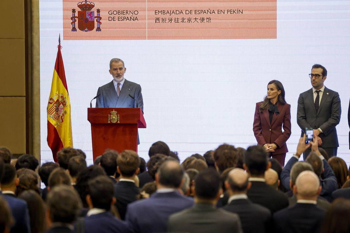 El rey Felipe VI da un discurso a varios centenares de españoles expatriados en China, este jueves en Pekín, en presencia de la reina Letizia y del ministro de Economía, Carlos Cuerpo.