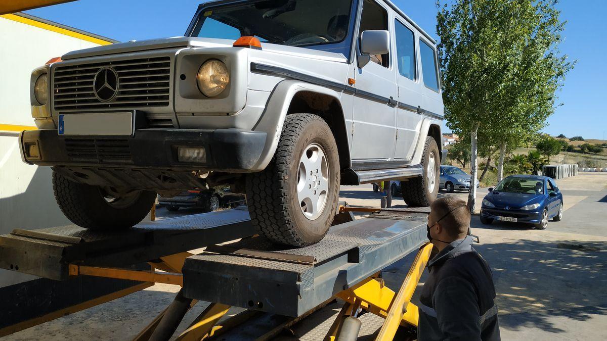 Un coche pasa la ITV