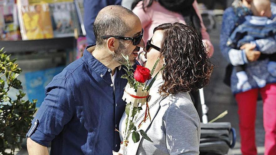 Una parella, a Girona, durant la Diada de Sant Jordi del 2019.