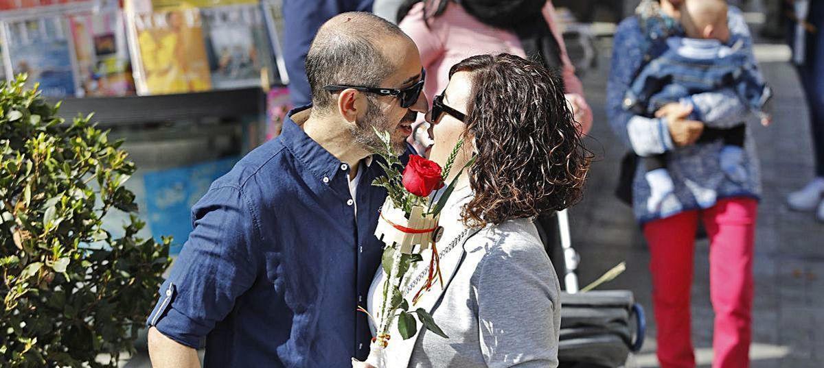 Una parella, a Girona, durant la Diada de Sant Jordi del 2019.