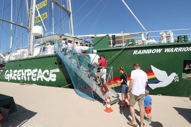 El Rainbow Warrior, buque de Greenpeace, abre sus puertas en València