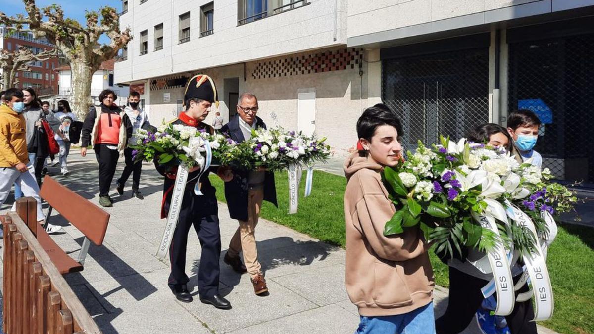 Flores, poemas y el himno en homenaje a los Mártires en Carral | LA OPINIÓN