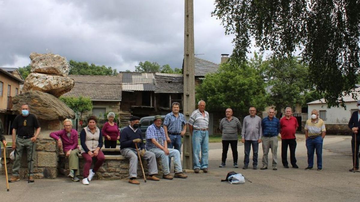 Vecinos de Doney se reúnen para reclamar un repetidor.