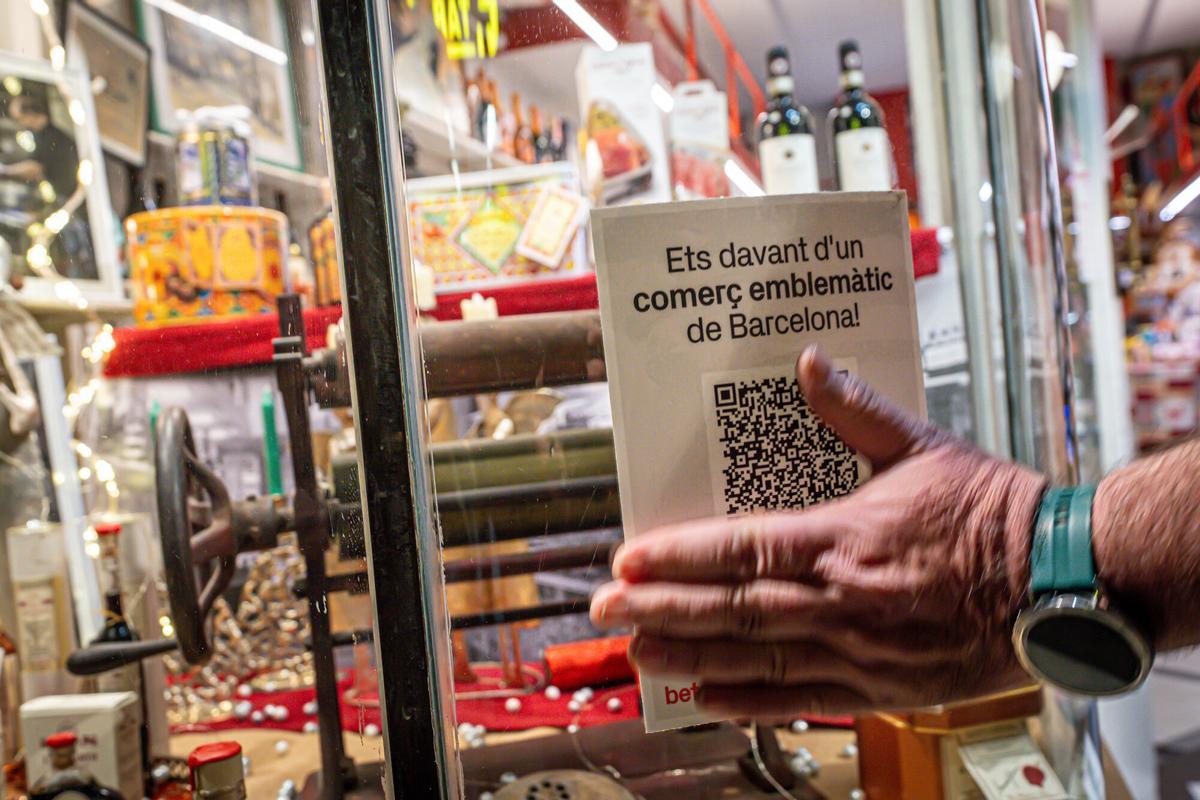 Barcelona 10/10/2024 Barcelona. Presentación de la ruta de Navidad por establecimientos emblemáticos de los barrios del Raval, el Gòtic, y Sant Pere, Santa Caterina y la Ribera en la tienda La Italiana. También foto del rótulo luminoso de la campaña y de un par de ejemplos de establecimientos participantes (harán una pequeña ruta). LOCAL: LA ITALIANA, calle del Bonsuccés 12. 120 años de historia en la ciudad. CLARA Y GERARD, PROPIETARIOS. AUTOR: MANU MITRU