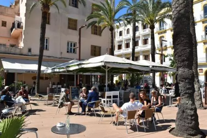 Los bares y restaurantes de Ibiza reclaman volver a sus horarios habituales
