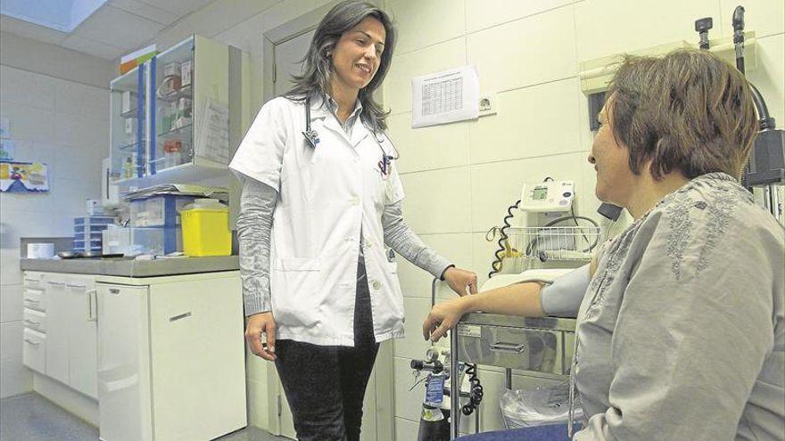 Una doctora atendiendo a una paciente antes de la pandemia