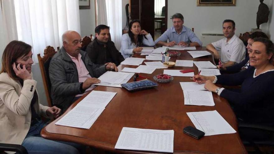 Los integrantes del gobierno socialista de O Grove en una reunión de trabajo. // Muñiz