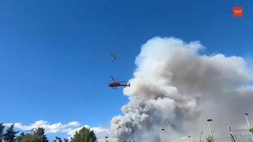Imágenes del trabajo de los medios aéreos en el incendio de Lozoyuela.