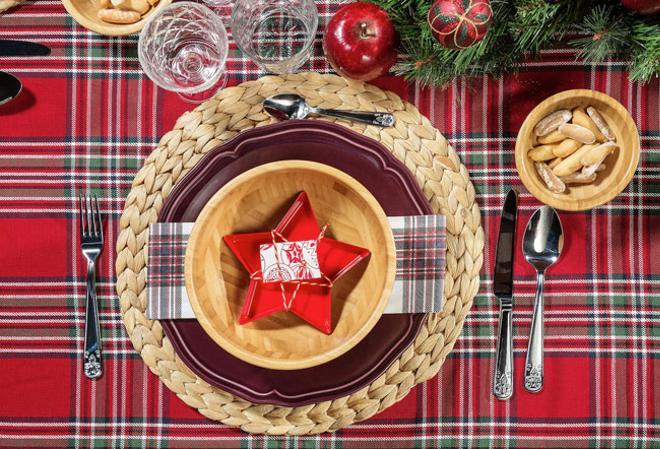 Mesas navideñas en rojo y tartán de Ikea