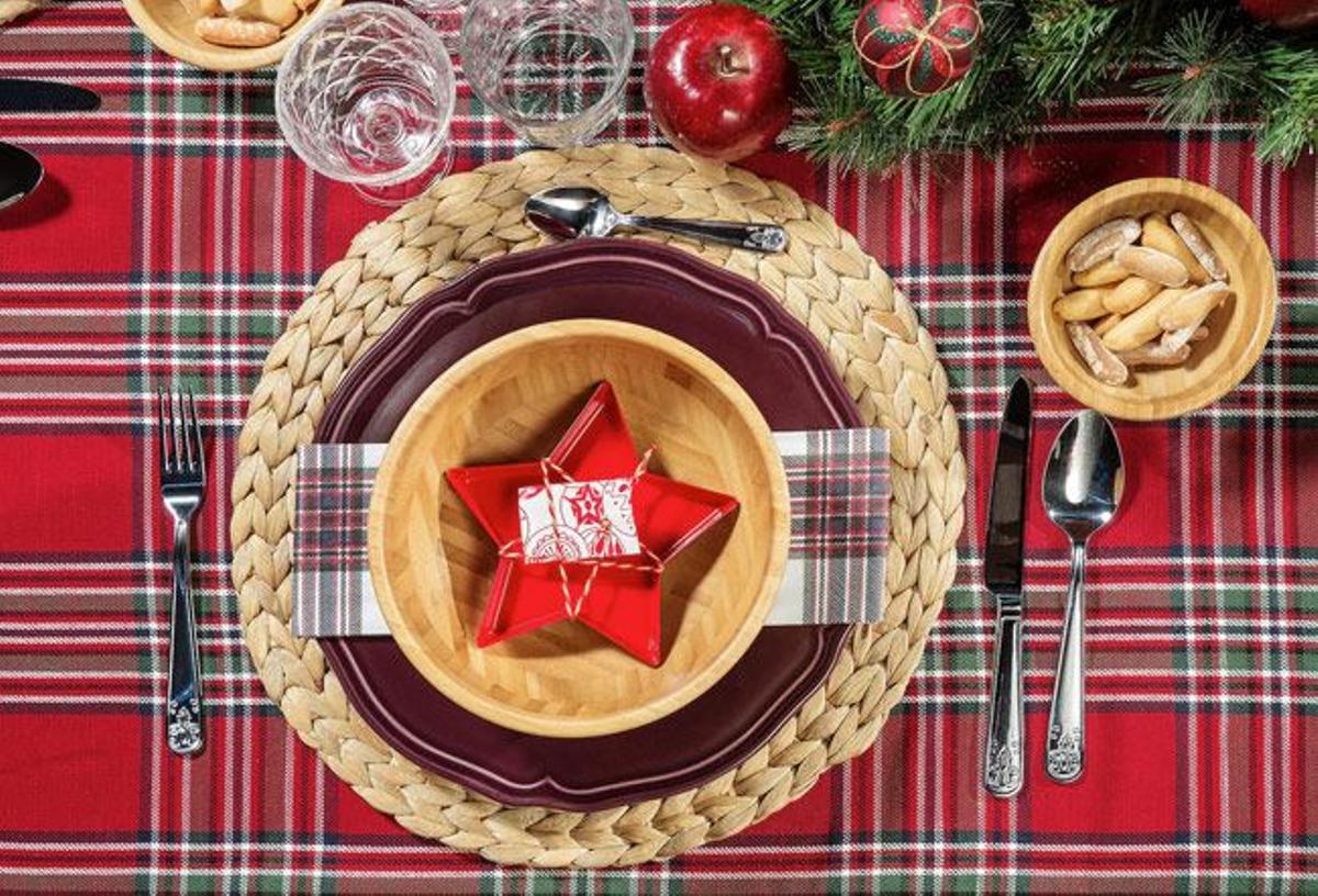 Mesas navideñas en rojo y tartán de Ikea