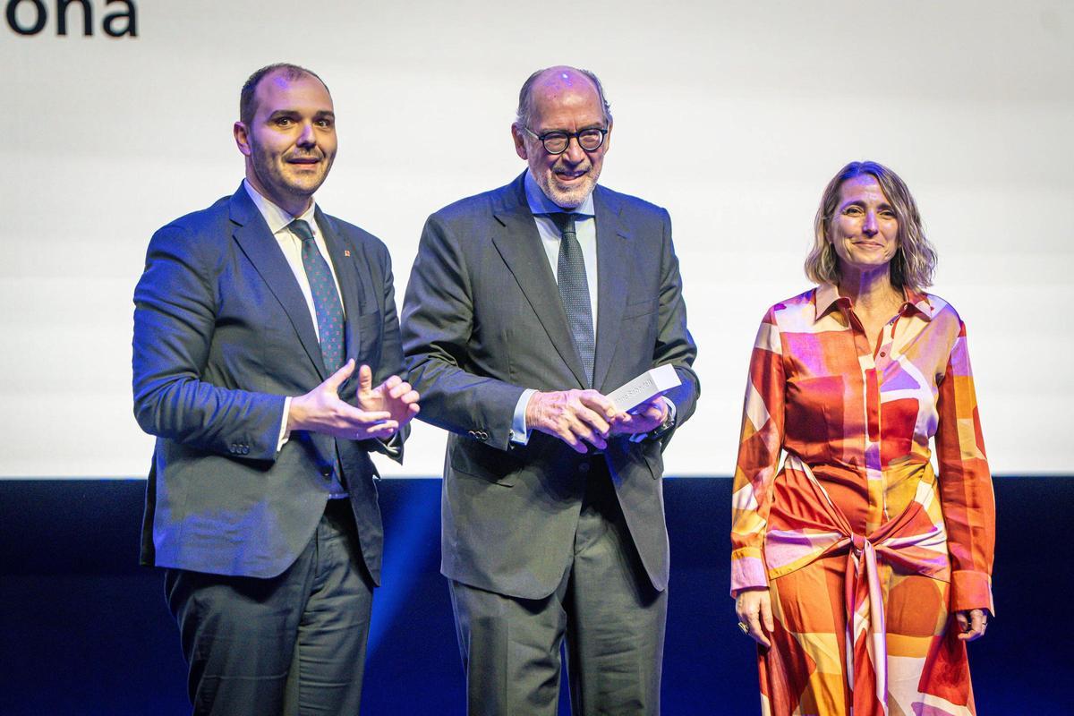 Pedro Fontana, President del Consell dAdministració dAREAS, recoge el premio a la Empresa +Internacional de manos de Núria Burguera, directora de comunicació del Port de Barcelona y Albert Dalmau, conseller de la Presidència