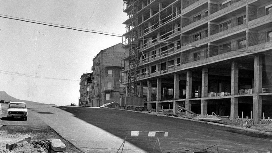 Obras de urbanización y de construcción en la calle que lleva el nombre de Gregorio Espino. // FdV