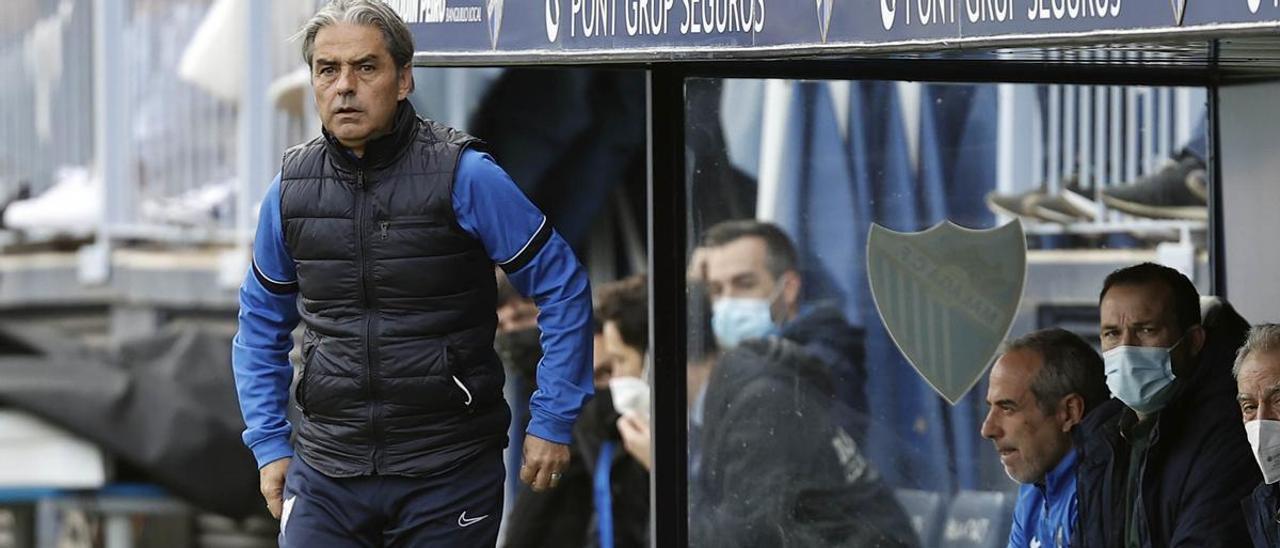 Natxo, en el banquillo de La Rosaleda durante el partido contra el Huesca