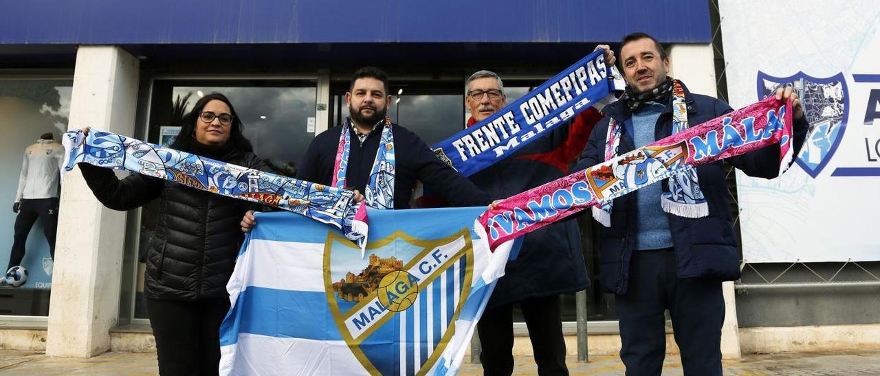 Representantes de las peñas del Málaga CF, ayer, en el exterior del estadio de La Rosaleda.