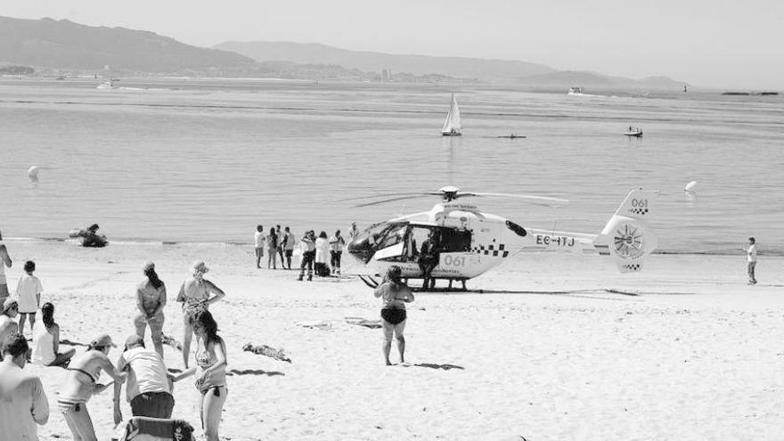 El helicóptero del 061 aterrizó en la playa, pero ya no pudo actuar al confirmar los médicos el fallecimiento.
