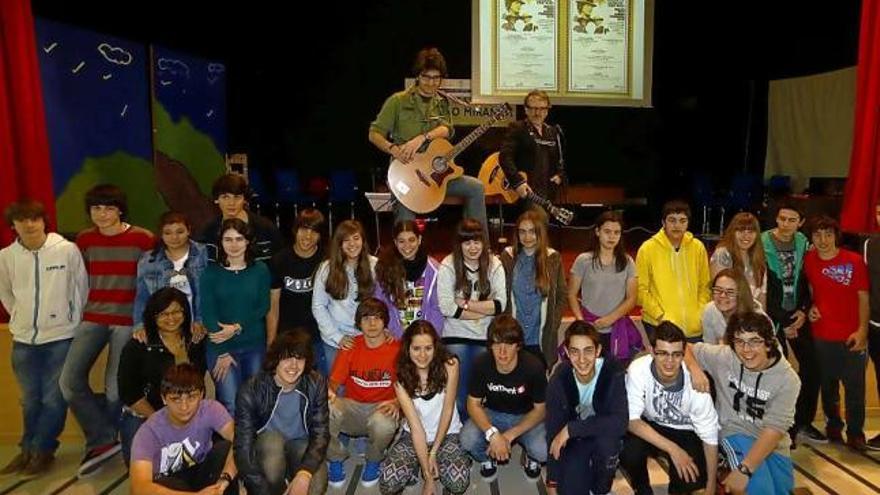 Los alumnos del IES Carreño Miranda, ante el escenario del salón de actos, y Eduardo Herrero y Toli Morilla, sobre él.