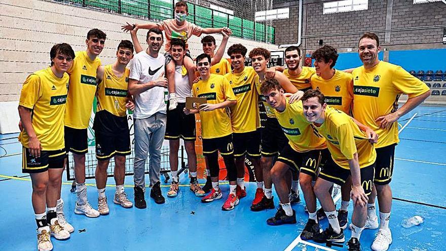 El Autonómica del CB Canarias celebra su ascenso a EBA. 