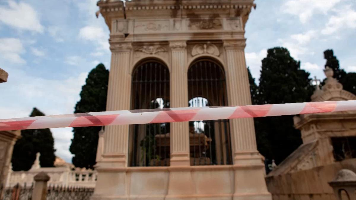 Uno de los panteones deteriorados del cementerio de Los Remedios