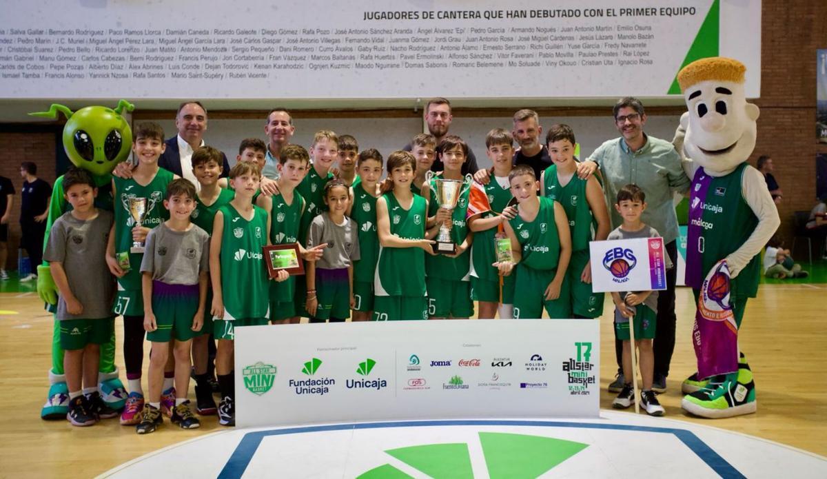 El EBG Málaga posó tras alzar este nuevo título andaluz en Los Guindos. | L. O.