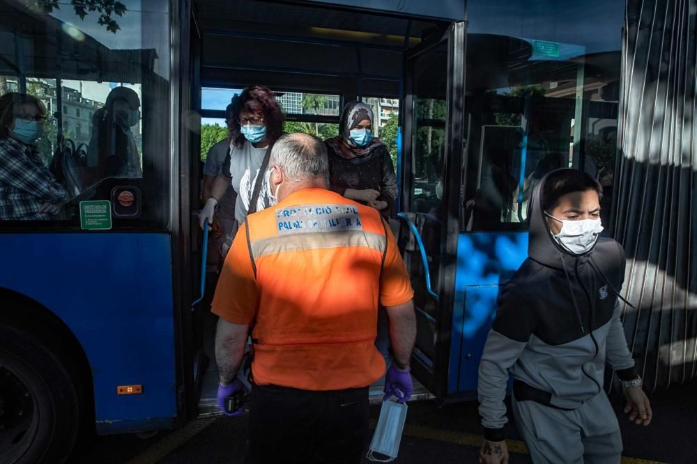 Los viajeros se resignan a llevar  mascarilla en el transporte público