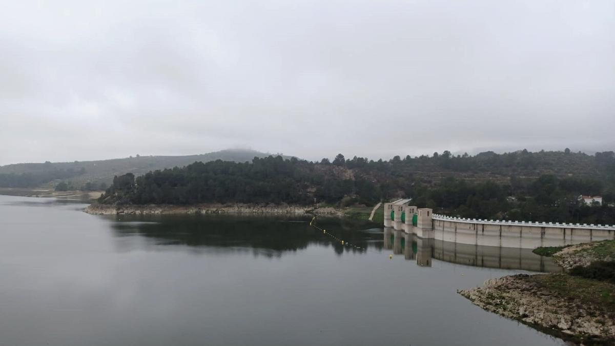 Imagen actual del embalse de Beniarrés, en el Serpis, que está casi a un tercio de su capacidad al almacenar 8,4 hectómetros cúbicos de agua.