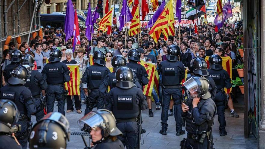 Els Mossos blinden el Fossar de les Moreres perquè simpatitzants de l'esquerra independentista i d'Aliança no es trobin