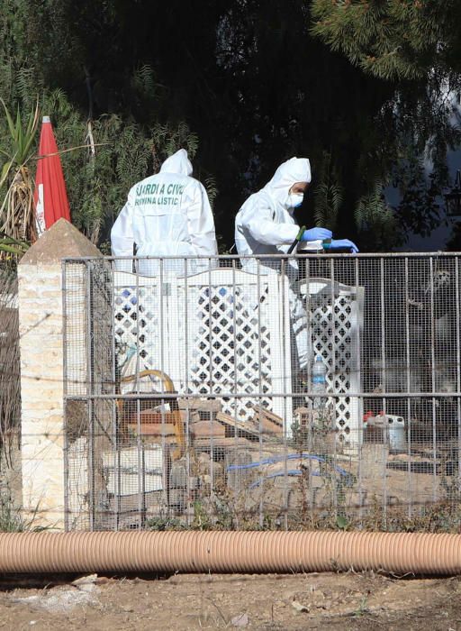 La Policía Científica analiza la caseta donde vivían los niños y el terreno donde estaban enterrados.