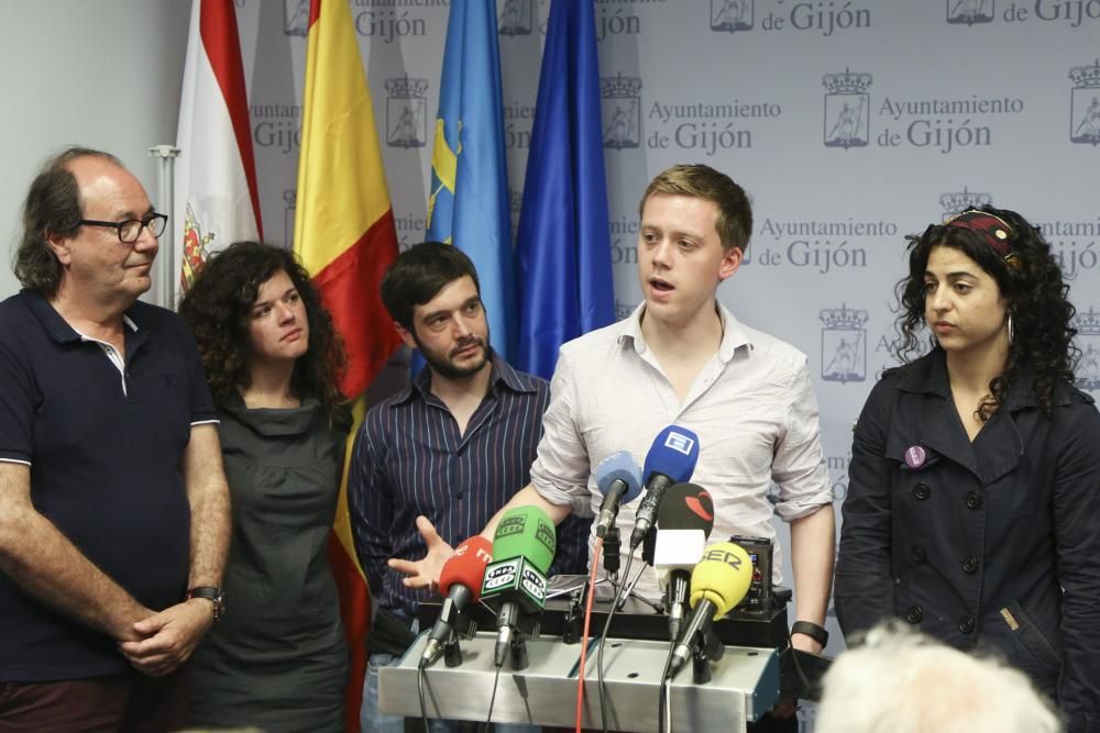 Owen Jones acompañado por los miembros de Podemos en Gijón