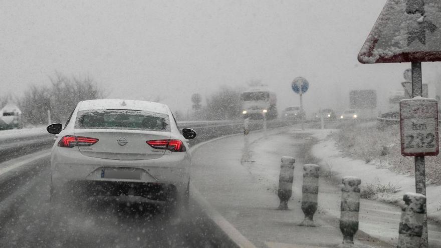 La nieve causa el corte total de 45 kilómetros de la A-2 entre Guadalajara y Soria