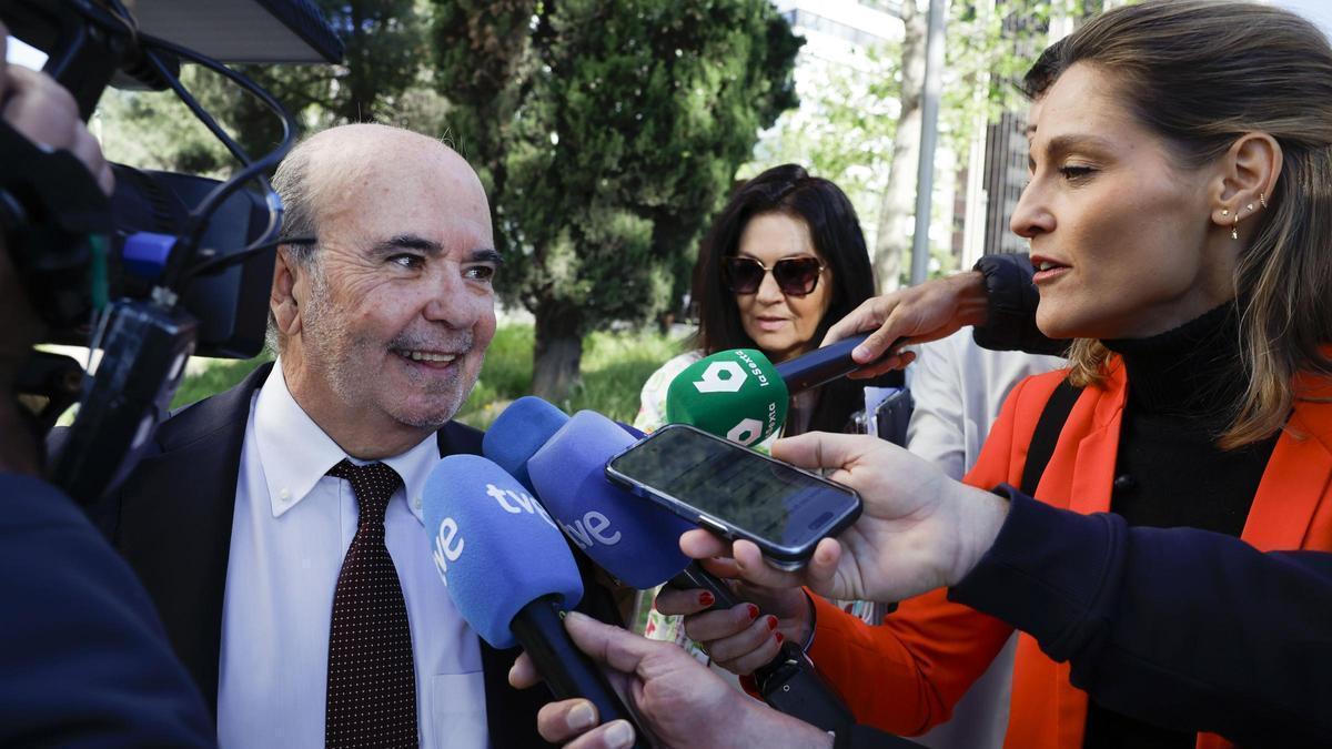 El exconsejero de Presidencia de la Junta de Andalucía Gaspar Zarrías es abordado por varios periodistas a su llegada a los Juzgados de Plaza de Castilla de Madrid, 15 de abril de 2026
