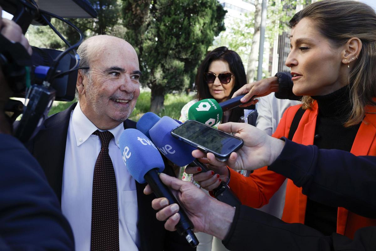 El exconsejero de Presidencia de la Junta de Andalucía Gaspar Zarrías es abordado por varios periodistas a su llegada a los Juzgados de Plaza de Castilla de Madrid, 15 de abril de 2026