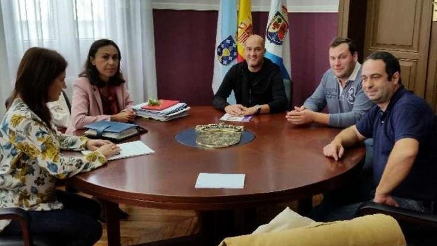 La alcaldesa recibió a los portavoces policiales.  // Faro