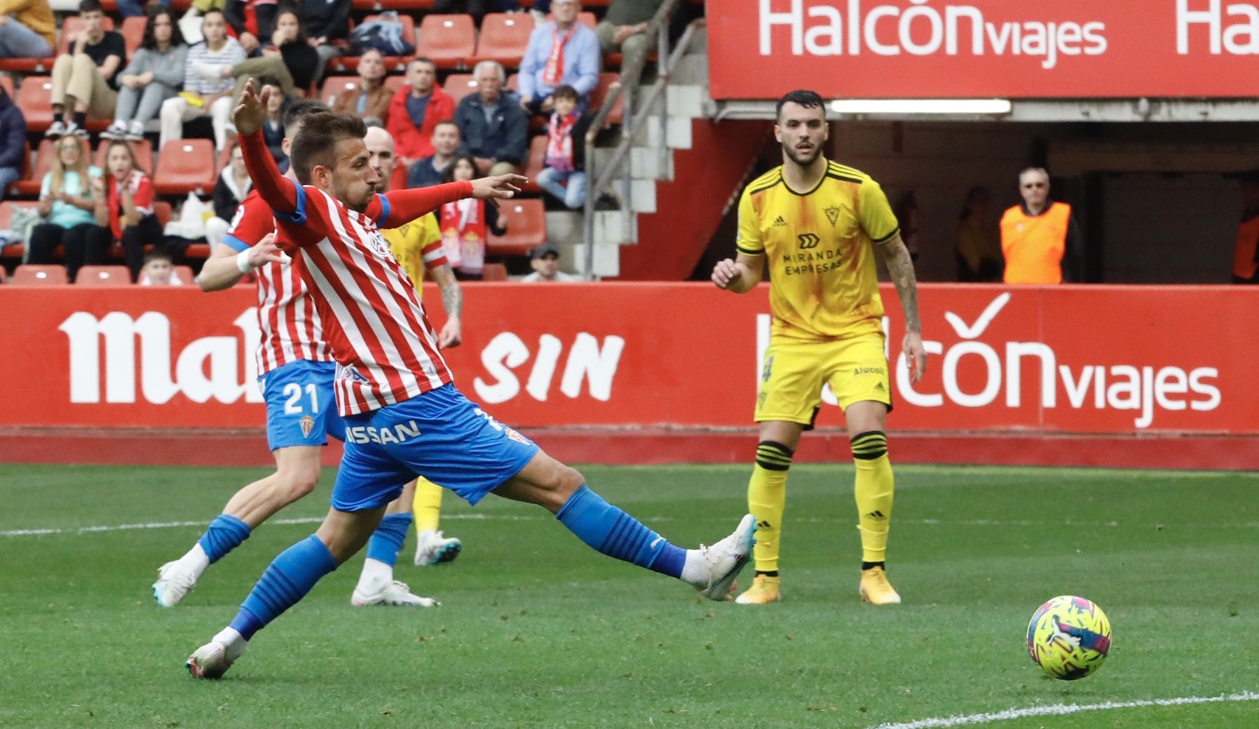 En imágenes: Así fue el partido entre Sporting y Mirandés en El Molinón