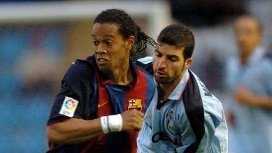 Juan Velasco marca a Ronaldinho en el partido. // R. Grobas