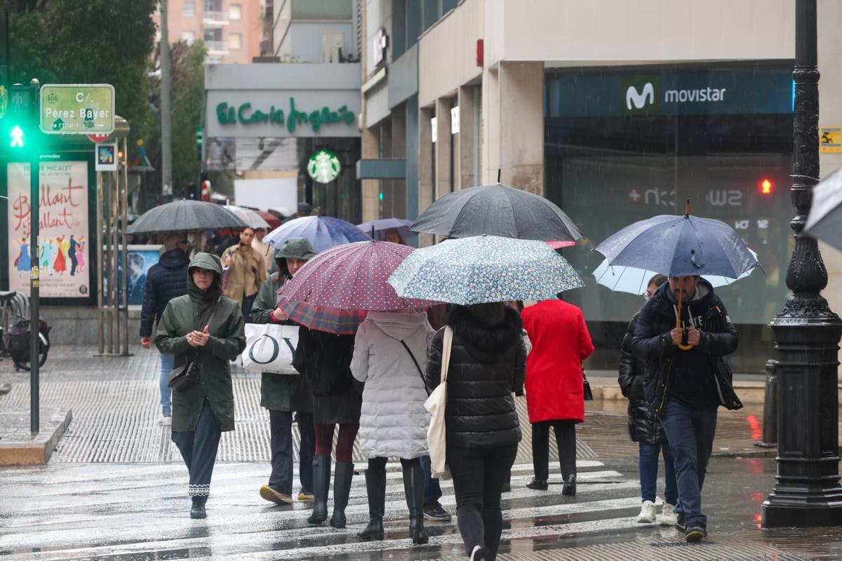 El centro de Valencia se vacía, aunque quedan algunos compradores.