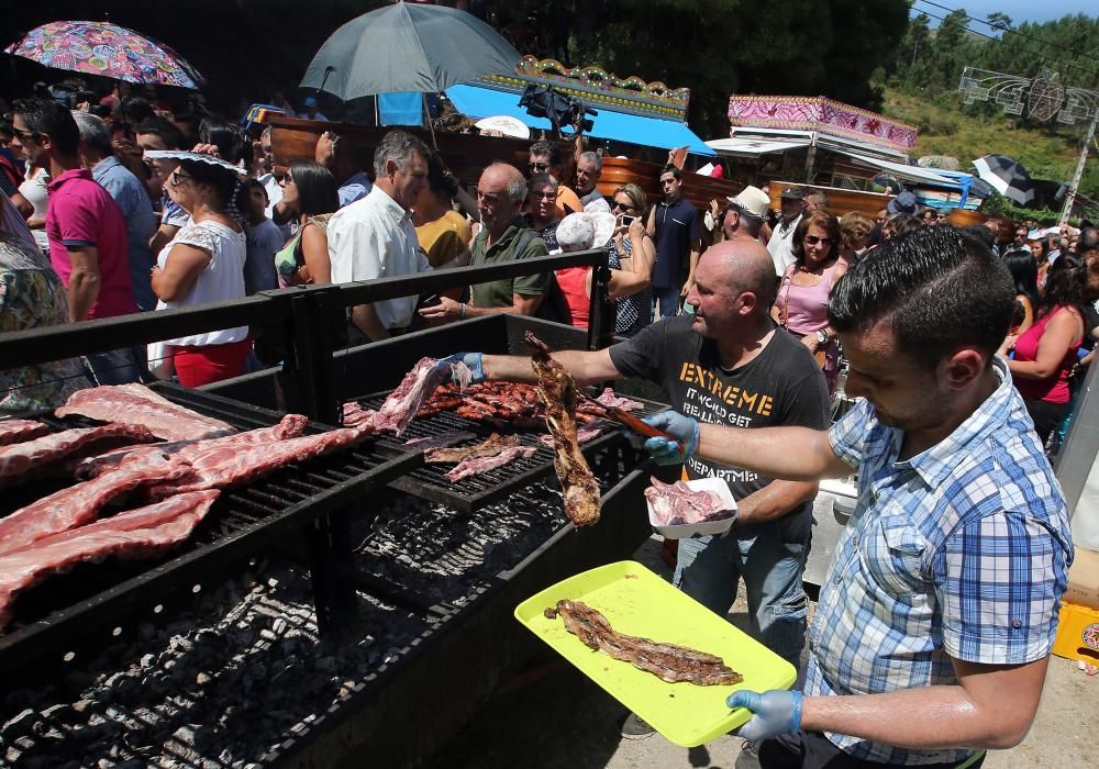 Personas que han sobrevivido a la muerte han desfilado en ataúdes en Ribarteme (As Neves), para dar las gracias a Santa Marta