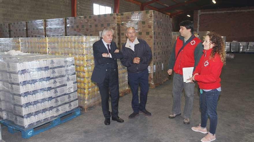 Emilio González Afonso, con Felipe Ferreiro y personal de Cruz Roja. // Iñaki Osorio