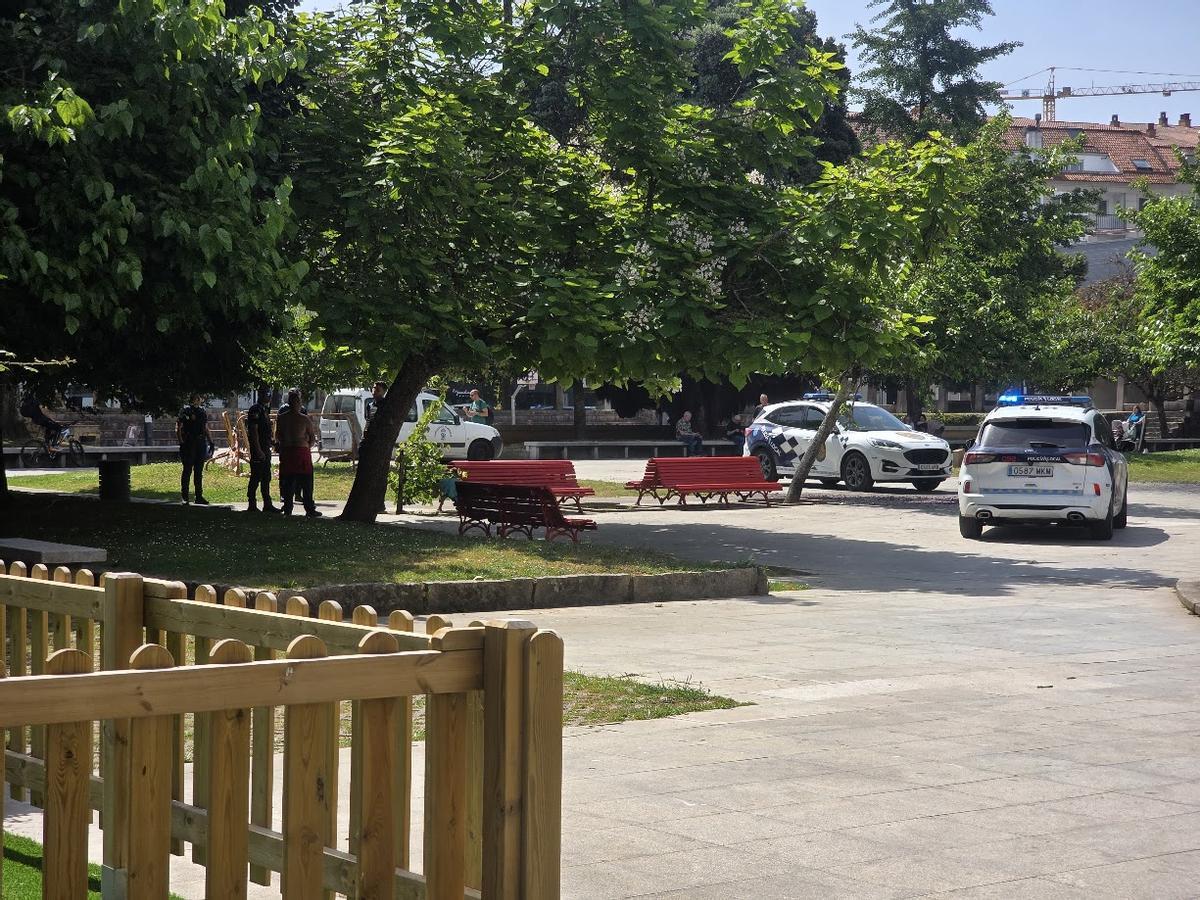 Coches patrulla y la furgoneta del servicio de obras a cuyos tabajadores amenazó.